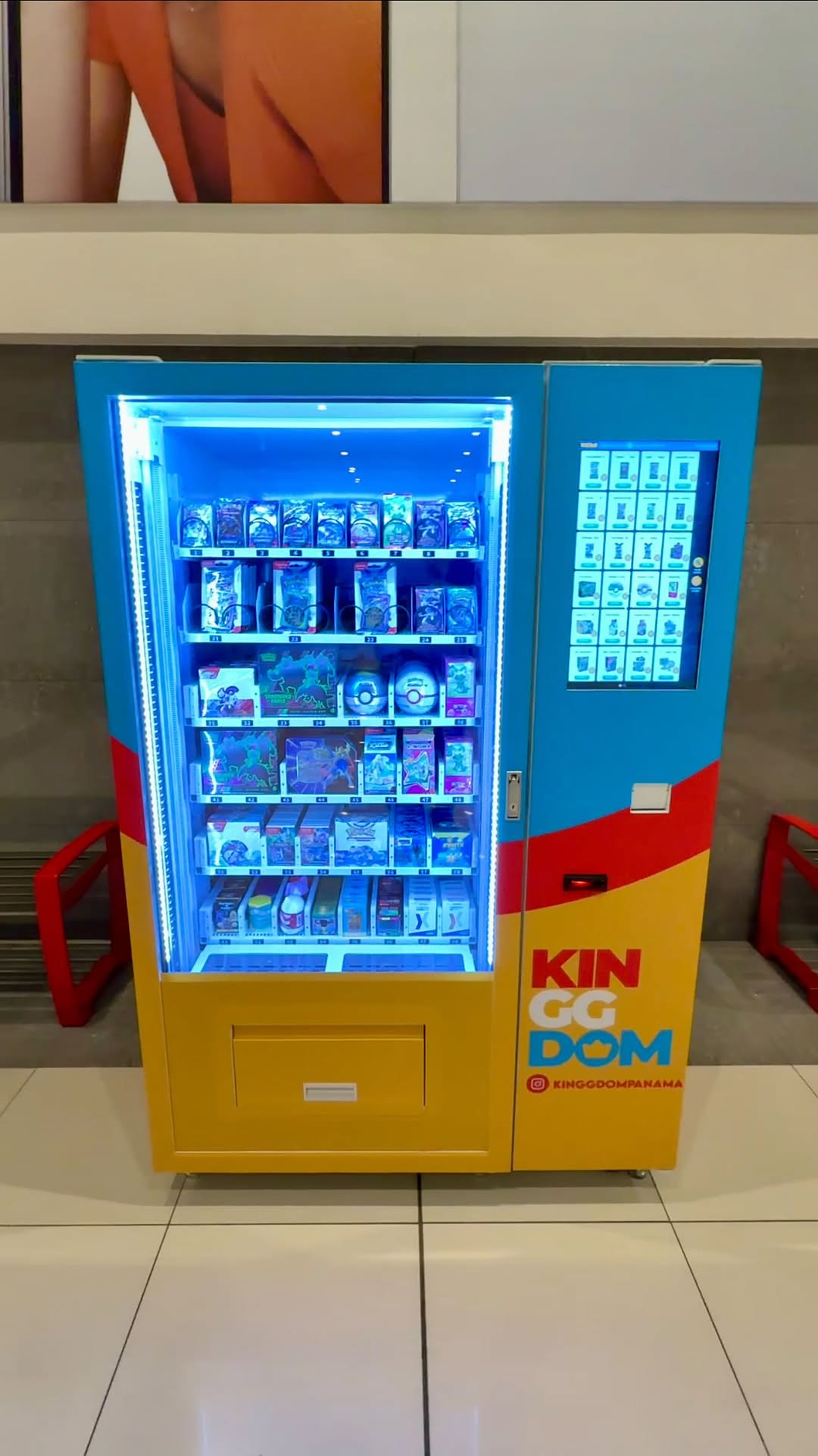 Distributore automatico Pokemon di Panama nel centro commerciale per carte TCG e giocattoli Pokemon